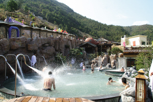 据了解,玉龙山氡泉度假村占地面积300亩,全部依山而建,建成后将集温泉